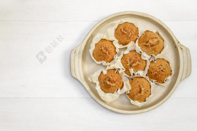 黄白食物小巧盘子里的饼干烘焙食物零食背景图片