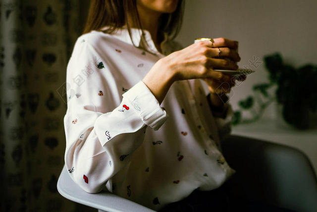 喝咖啡的白衣女人背景图片