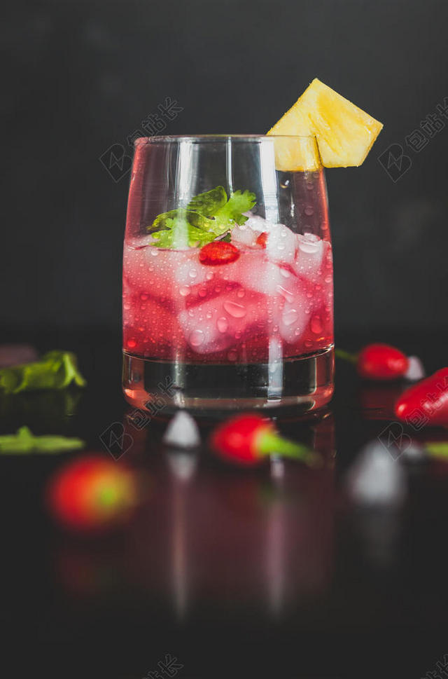 红色饮料鲜艳草莓酒周围洒满草莓背景图片