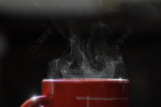 红色杯子里的热咖啡背景图片