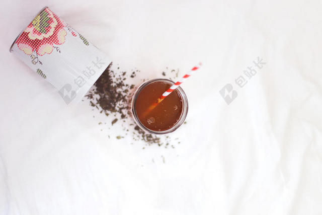 食物特写桌子上的咖啡和粉末背景图片