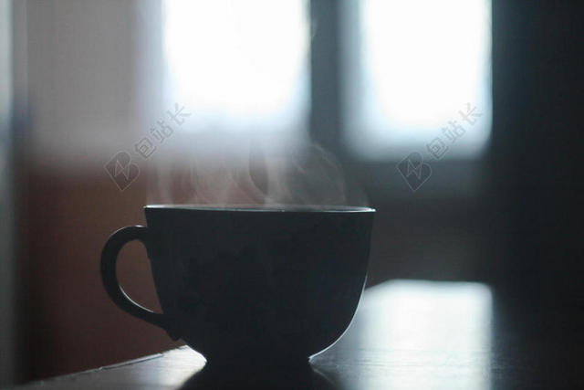 食物茶水桌面上的杯子热气茶饮料背景图片