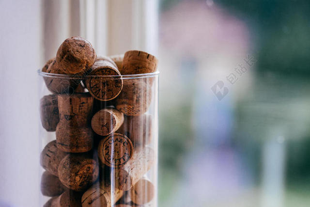 摄影唯美玻璃杯里的酒塞背景图片
