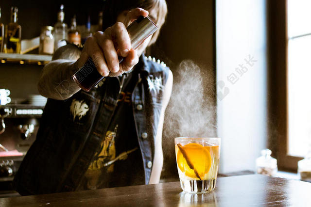 酒吧里的柠檬鸡尾酒背景图片