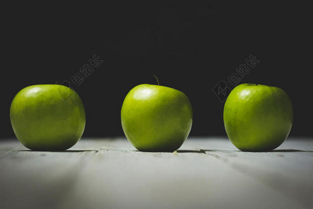 绿灰食物清新桌面上的三个青苹果水果食物背景图片