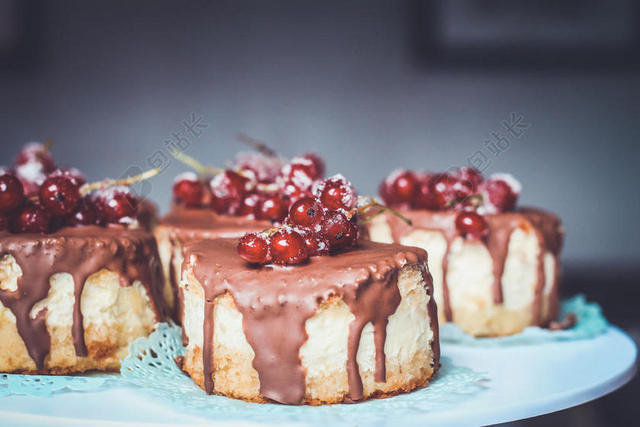 餐饮唯美巧克力树莓蛋糕背景图片