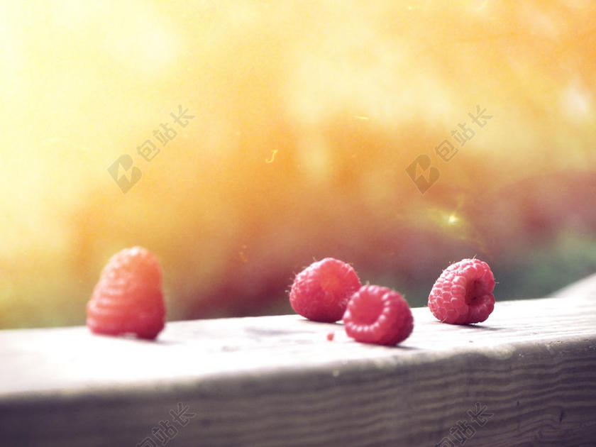 食物水果小巧阳光下的树莓水果光影背景图片