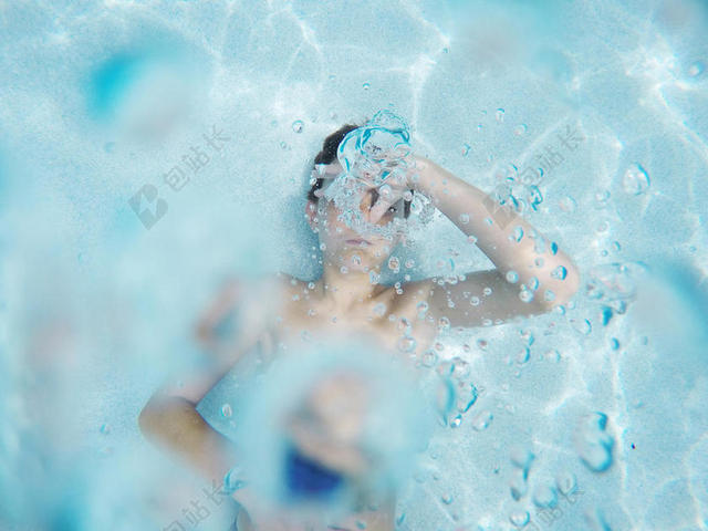 蓝白人物透明水底下的女孩摄影摆拍人物写真背景图片