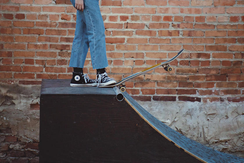 玩滑板的青年背景图片