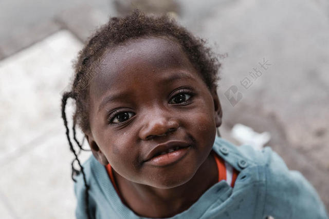 微笑的非洲女孩背景图片