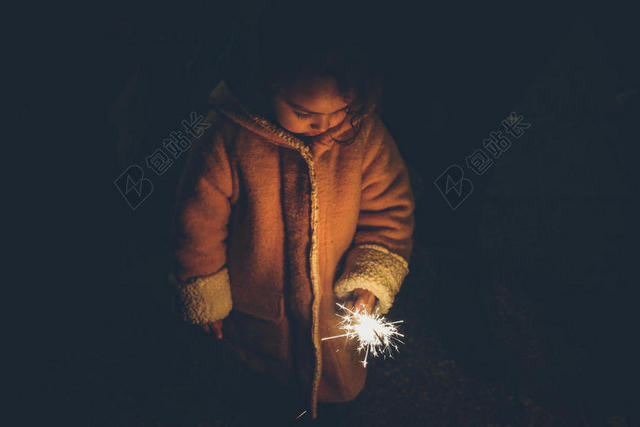 人物可爱一个小女孩正在放烟火烟花女孩儿童背景图片