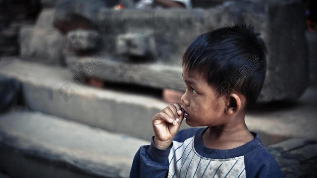 人肖像可怜的街头男孩背景图片