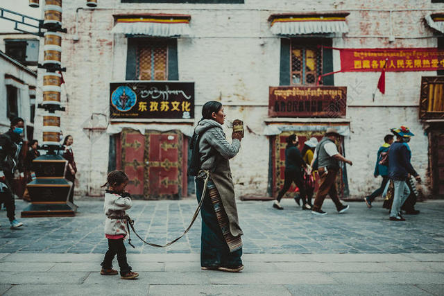 中国西藏的女人和小孩背景图片