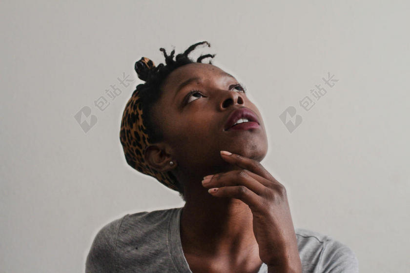 棕灰人物沉思仰面思考的女孩人物摄影背景图片