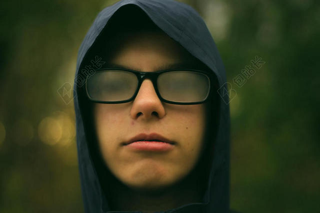 戴眼镜的青年背景图片