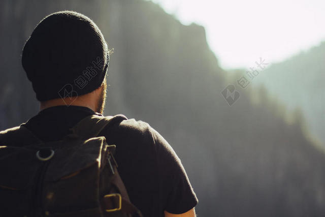 黑色人物运动风站在山野间的背包男子男士户外山野摄影运动旅游背景图片