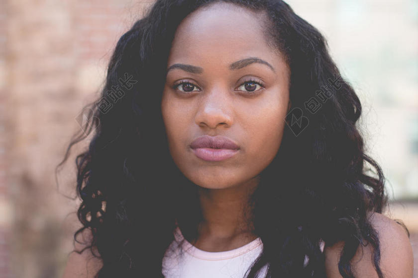 棕黑人物安静长发女孩面部近照女孩摄影背景图片