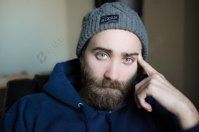 男子安静戴帽子男士人物室内背景图片