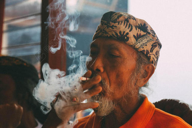人物神秘吸烟男子室内吸烟人物摄影背景图片