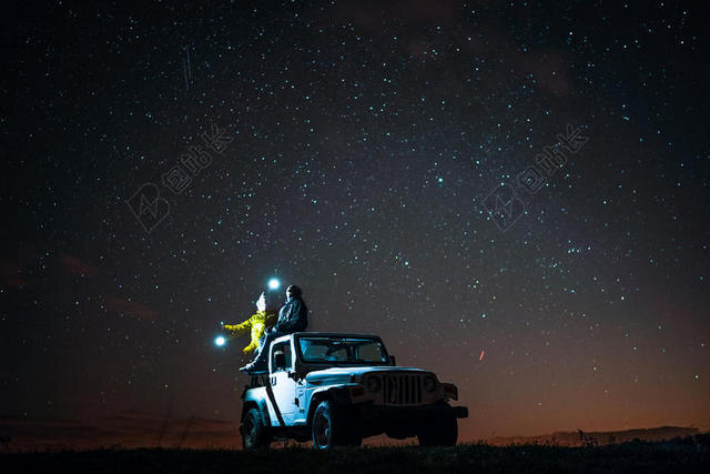 摄影星空繁星下的伴侣背景图片