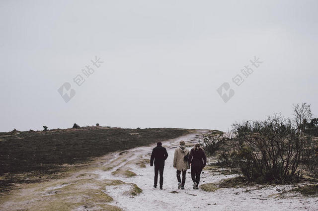 灰黑人物神秘天空下行走在原野上的三个人户外冬季摄影背景图片