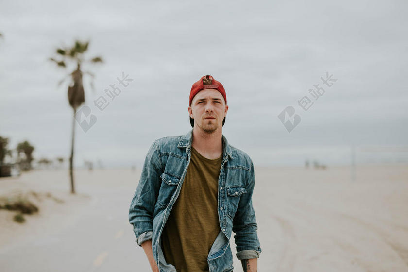 广告时尚男子穿衣模特背景图片