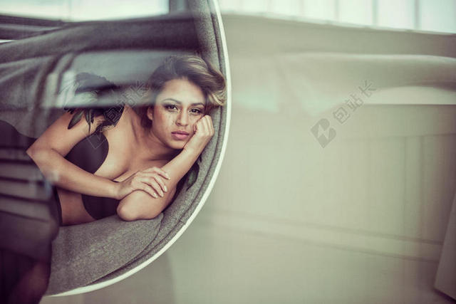 床上的性感美女背景图片
