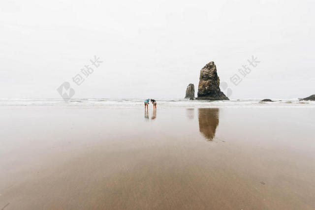 黄灰自然壮阔海滩边的女孩们旅游运动户外背景图片