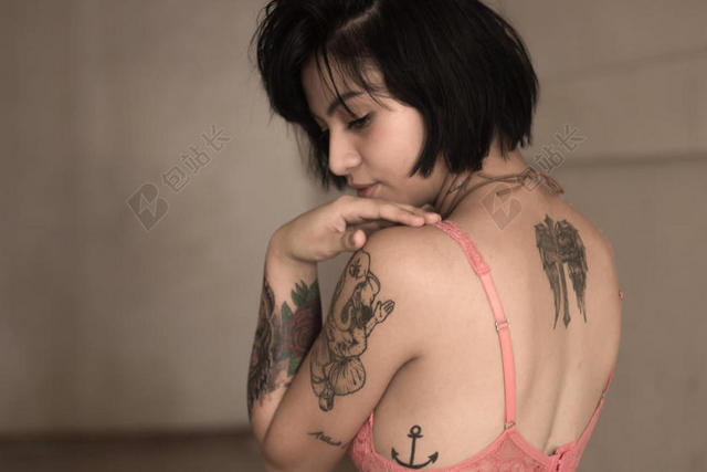 纹身的黑发女孩背景图片