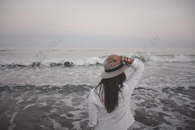 白色人物神秘海滩上戴帽子女孩人物大海摄影背景图片