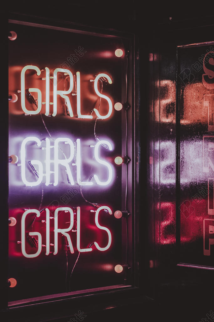 晚上酒吧的彩灯背景图片