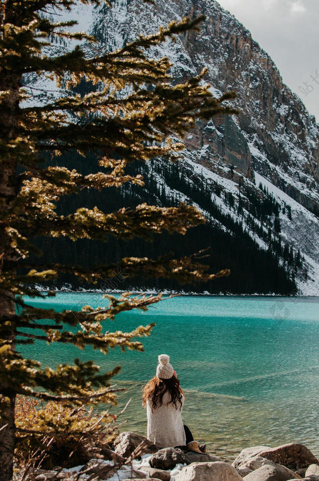 自然秀美群山下湖水边的女孩自然旅游山水背景图片