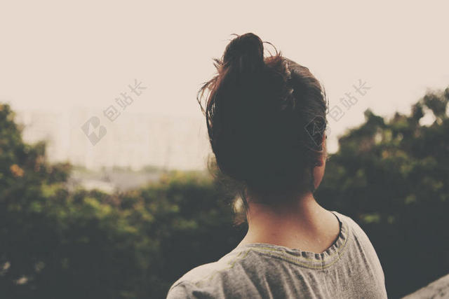 人物安静女孩背影人物户外背景图片