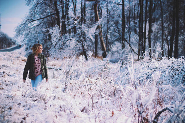 白色人物清新户外积雪山林中的女孩户外自然背景图片