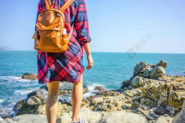 广告时尚海岸边女子模特背景图片