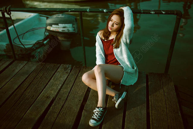 摄影时尚女子模特坐在岸边背景图片