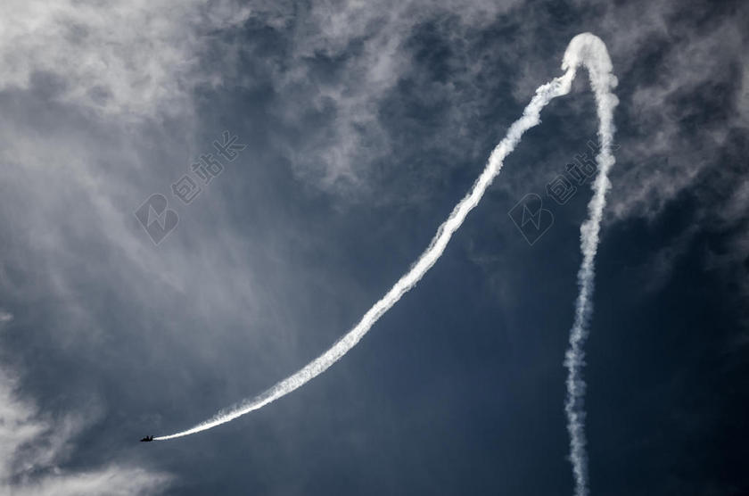 蓝白摄影创意蓝天下飞机喷射气体摄影天空背景图片