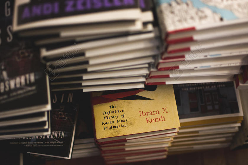 堆积的书本背景图片