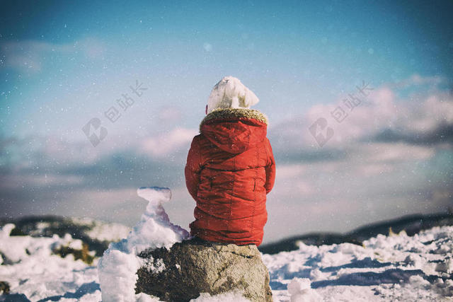 雪地里石头上的女孩背景图片