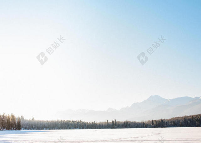 灰蓝自然层次蓝天下的开阔原野树林雪景冬季自然背景图片