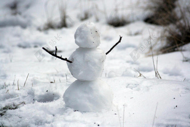摄影冬季堆雪人背景图片
