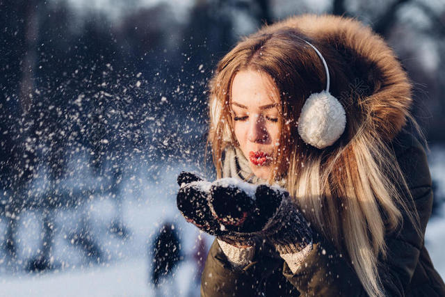 人物可爱正在吹雪的女孩户外雪景人物背景图片
