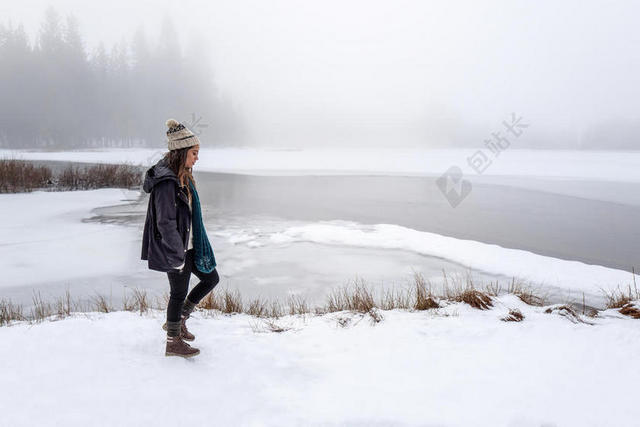 黑白人物清新站在山水雪地上的少女野外冬季雪女孩摄影背景图片