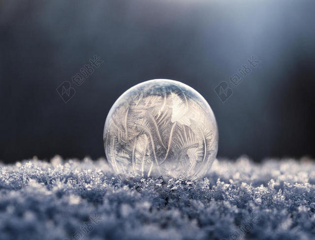 积雪上结冰的泡泡背景图片