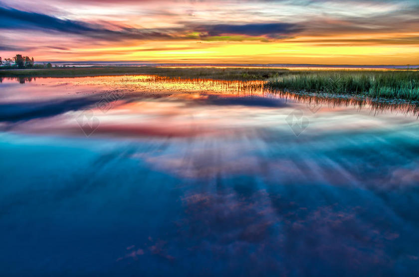 美丽的彩霞和湖泊背景图片