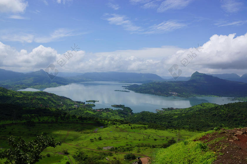 蓝绿自然秀美蓝天下的群山湖水山水自然旅游背景图片