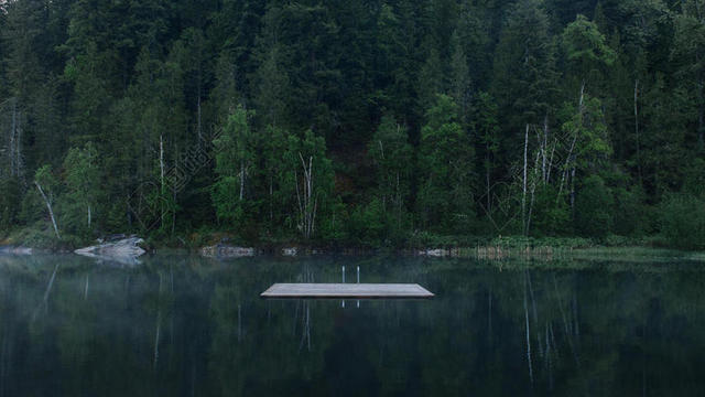 自然湖面上的小木板背景图片