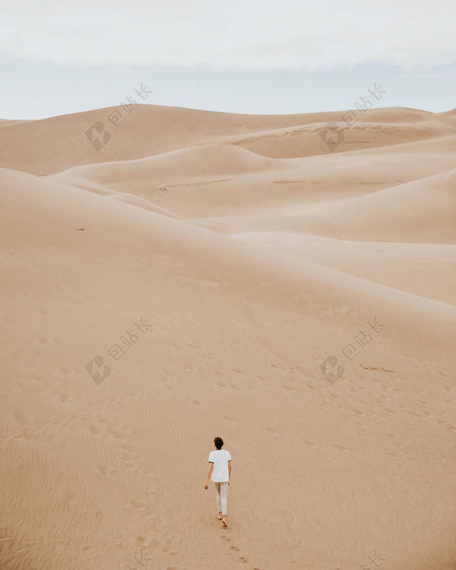 黄白自然广阔无垠沙漠上行走一个人旅游沙漠自然野外摄影背景图片