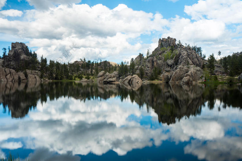 摄影唯美蓝天白云之下的魅力倒影景观背景图片