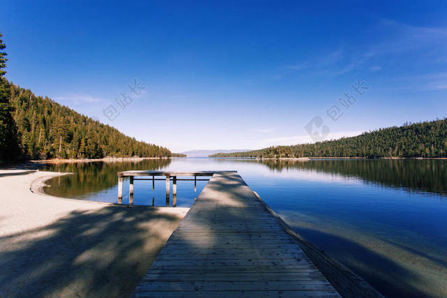 自然秀美蓝天下的树林和湖水景点旅游自然山水背景图片